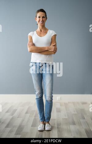 Belle prise de vue en longueur pour femmes matures avec cheveux courts Banque D'Images