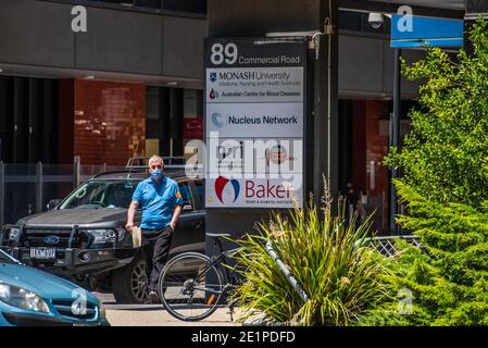 Melbourne, Australie. 08 janvier 2021. Un homme portant un masque facial passe devant le bâtiment de l'hôpital Alfred. Centre de recherche médicale à l'hôpital Alfred, avec des installations de recherche médicale de Baker IDI (Institut du coeur et du diabète) l'une des plus anciennes organisations de recherche médicale en Australie. Crédit : SOPA Images Limited/Alamy Live News Banque D'Images