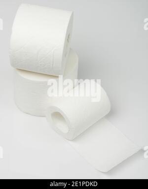 Pile de papier toilette isolée sur fond blanc de studio Banque D'Images
