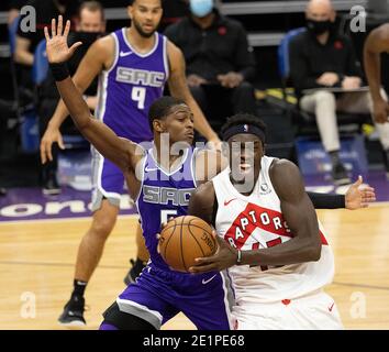 Sacramento, Californie, États-Unis. 8 janvier 2021. Pascal Siakam (43) passe devant le garde de Sacramento Kings de'Aaron Fox (5) lors d'un match au Golden 1 Centre le vendredi 8 janvier 2021 à Sacramento. Crédit : Paul Kitagaki Jr./ZUMA Wire/Alay Live News Banque D'Images