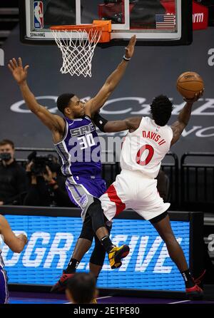 Sacramento, Californie, États-Unis. 8 janvier 2021. Sacramento Kings Forward Glenn Robinson III (30) défend contre Toronto Raptors garde Terence Davis (0) lors d'un match au Golden 1 Centre le vendredi 8 janvier 2021 à Sacramento. Crédit : Paul Kitagaki Jr./ZUMA Wire/Alay Live News Banque D'Images