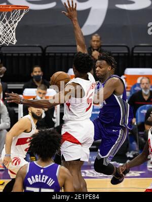 Sacramento, Californie, États-Unis. 8 janvier 2021. Le garde des Sacramento Kings Buddy Hield (24) se déplace pour faire du basket défendu par les Raptors de Toronto Stanley Johnson (5) lors d'un match au Golden 1 Centre le vendredi 8 janvier 2021 à Sacramento. Crédit : Paul Kitagaki Jr./ZUMA Wire/Alay Live News Banque D'Images