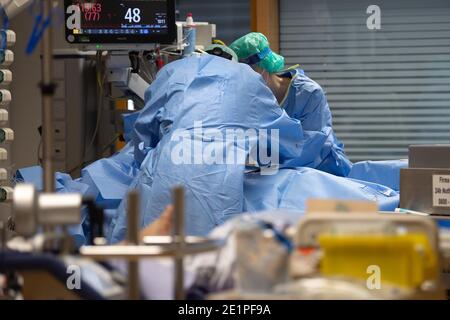 Ludwigsburg, Allemagne. 08 janvier 2021. Le personnel médical a placé un patient Covid 19 en respiration artificielle dans une unité de soins intensifs du RKH Klinikum Ludwigsburg. Dans le Bade-Wurtemberg, l'occupation des unités de soins intensifs est gérée à l'aide d'un concept de cluster. Les patients en soins intensifs peuvent être transférés entre les hôpitaux des six zones de service afin d'obtenir une meilleure répartition entre les hôpitaux. Credit: Sebastian Gollnow/dpa/Alay Live News Banque D'Images