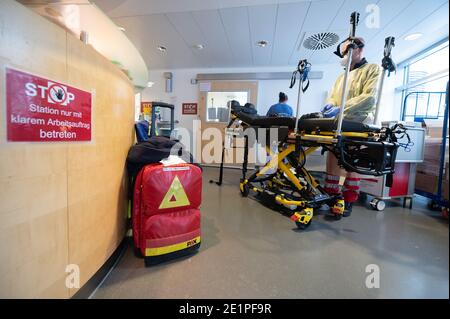 Ludwigsburg, Allemagne. 08 janvier 2021. Un homme nettoie une civière de soins intensifs dans une unité de soins intensifs du RKH Klinikum Ludwigsburg, où un patient vient d'être livré d'un autre hôpital. Dans le Bade-Wurtemberg, l'occupation des unités de soins intensifs est gérée à l'aide d'un concept de cluster. Les patients en soins intensifs peuvent être transférés entre les hôpitaux des six zones de service afin d'obtenir une meilleure répartition entre les hôpitaux. Credit: Sebastian Gollnow/dpa/Alay Live News Banque D'Images