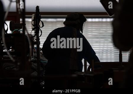 Ludwigsburg, Allemagne. 08 janvier 2021. Une infirmière s'occupe d'un patient dans une unité de soins intensifs du RKH Klinikum Ludwigsburg qui vient d'être transféré d'un autre hôpital. Dans le Bade-Wurtemberg, l'occupation des unités de soins intensifs est gérée à l'aide d'un concept de cluster. Les patients en soins intensifs peuvent être transférés entre les hôpitaux des six zones de service afin d'obtenir une meilleure répartition entre les hôpitaux. Credit: Sebastian Gollnow/dpa/Alay Live News Banque D'Images