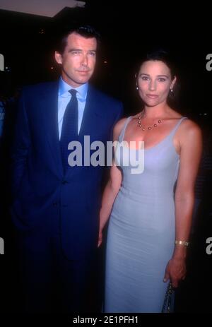 Beverly Hills, Californie, États-Unis 30 avril 1996 l'acteur Pierce Brosnan et sa femme Keely Shaye Smith assistent au Prix des partenaires de la campagne des océans américains en l'honneur de Christopher Reeve le 30 avril 1996 à l'hôtel Beverly Wilshire de Beverly Hills, Californie, États-Unis. Photo par Barry King/Alay stock photo Banque D'Images