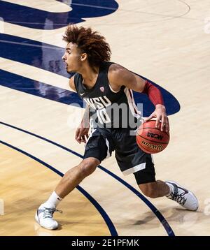 Berkeley, Californie, États-Unis, le 07 janvier 2021. A. le garde des cougars de l'État de Washington Isaac Bonton (10) cherche à passer le ballon pendant le match de basket-ball des hommes NCAA entre les cougars de l'État de Washington et la Californie 71-60 gagne au Hass Pavilion Berkeley Calif. Thurman James/CSM/Alamy Live News Banque D'Images