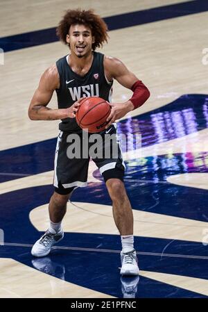 Berkeley, Californie, États-Unis, le 07 janvier 2021. A. le garde des cougars de l'État de Washington Isaac Bonton (10) cherche à passer le ballon pendant le match de basket-ball des hommes NCAA entre les cougars de l'État de Washington et la Californie 71-60 gagne au Hass Pavilion Berkeley Calif. Thurman James/CSM/Alamy Live News Banque D'Images