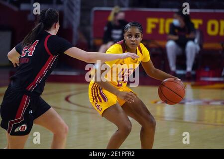 Les chevaux de Troie du sud de la Californie gardent Desiree Caldwell (à droite) est défendu par Utah Utes garde Kennedy McQueen (à gauche) pendant un collège NCAA panier pour femmes Banque D'Images