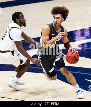 Berkeley, Californie, États-Unis, le 07 janvier 2021. A. les cougars de l'État de Washington gardent Isaac Bonton (10) conduit à la canopée pendant le match de basketball masculin NCAA entre les cougars de l'État de Washington et la Californie 71-60 gagne au Hass Pavilion Berkeley Calif. Thurman James/CSM/Alamy Live News Banque D'Images