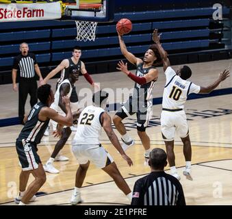 Berkeley, Californie, États-Unis, le 07 janvier 2021. A. Washington State Cougars garde Isaac Bonton (10) conduit au panier pendant le NCAA Homme de basket-ball jeu entre Washington State Cougars et Californie 71-60 gagner au Hass Pavilion Berkeley Calif. Thurman James/CSM/Alay Live News Banque D'Images