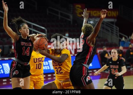 Des chevaux de Troie de la Californie du Sud mènent des batailles pour Jordyn Jenkins (32) Ball avec Utah Utes garde Niyah Becker (14) et avant Peyton McFarland (42) Banque D'Images