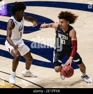 Berkeley, Californie, États-Unis, le 07 janvier 2021. A. les cougars de l'État de Washington gardent Isaac Bonton (10) conduit à la canopée pendant le match de basketball masculin NCAA entre les cougars de l'État de Washington et la Californie 71-60 gagne au Hass Pavilion Berkeley Calif. Thurman James/CSM/Alamy Live News Banque D'Images