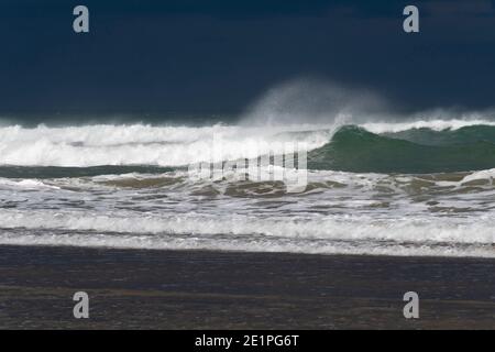 Le vent souffla des vagues dans l'océan Pacifique à Herbertville, Tararua Distirct, Île du Nord, Nouvelle-Zélande Banque D'Images