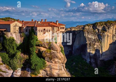 Vue rapprochée du haut de la falaise du monastère de Varlaam, lumière du soleil du soir à Meteora, Grèce, paysage typique de piliers rocheux. Patrimoine mondial de l'UNESCO Banque D'Images