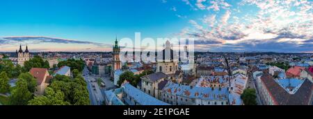 Lviv, Ukraine - 2020: Vue aérienne de l'église dominicaine et de l'église de la Dormition à Lviv, Ukraine de drone Banque D'Images