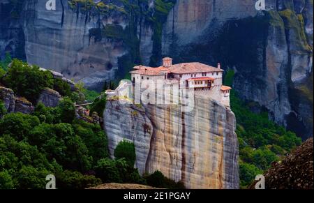 Vue rapprochée de Moni Agias Varvaras Roussanou et spectaculaire massif rocailleux des piliers de Meteora, Thessalie, Grèce et riche feuillage. Banque D'Images