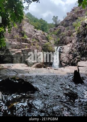 Belle petite chute d'eau de branche avec la nature piscine sur la montagne Andhra Pradesh. Chutes d'eau Sadasiva Kona, chutes de Tada, chutes d'eau de Nagalapuram Banque D'Images