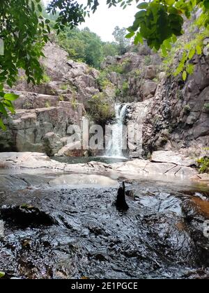 Belle petite chute d'eau de branche avec la nature piscine sur la montagne Andhra Pradesh. Chutes d'eau Sadasiva Kona, chutes de Tada, chutes d'eau de Nagalapuram Banque D'Images