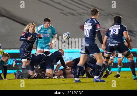 Vente Sharks Scrum-Half FAF de Klerk passe d'une panne Pendant le match Gallagher Premiership sale Sharks -V- Worcester Warriors À l'AJ Bell S. Banque D'Images