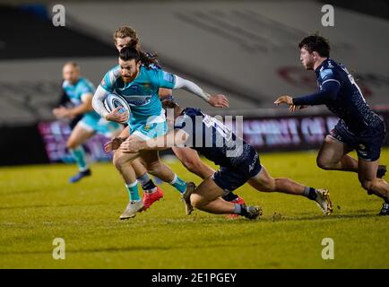 Solde Sharks centre Sam Hill Tackles Warriors centre Oli Morris Pendant le match Gallagher Premiership sale Sharks -V- Worcester Warriors Au AJ Bel Banque D'Images