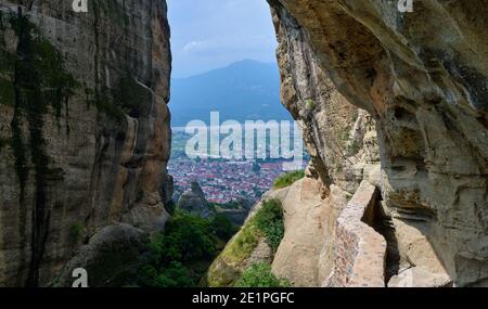 Vue depuis le chemin de pierre sculpté jusqu'au monastère de falaise au-dessus des villages de Kalambaka et Kastaki au pied des montagnes de Meteora, en Grèce. Patrimoine mondial de l'UNESCO Banque D'Images