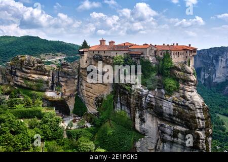 Haut de la falaise monastère de Varlaam à Meteora, Grèce dans le paysage typique de Meteora avec des piliers et des pentes rocheuses, feuillage de printemps. Patrimoine mondial de l'UNESCO Banque D'Images