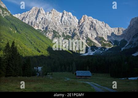 alpes juliennes - le pic de Gamsova spica - regardez près de Mihov dom challet. Banque D'Images