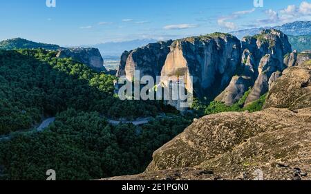 Vue du matin sur Moni Agias Varvaras Roussanou et les collines. Vallée de Meteora et montagnes lointaines au soleil. Grèce, Patrimoine mondial de l'UNESCO Banque D'Images