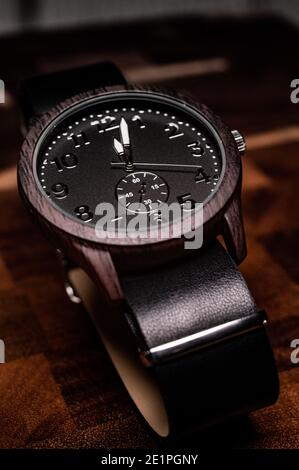 Photo de produit de montre en bois avec bracelet en cuir. Banque D'Images