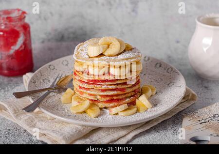 Crêpes à la banane simple et délicieux dessert, tous faits maison Banque D'Images