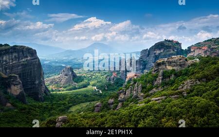 Vue sur les piliers rocheux massifs de Meteora, Thessaly, Grèce. Couvent de Moni Agias Varvaras Roussanou et monastère de Varlaam. Le soleil brille sur la vallée Banque D'Images
