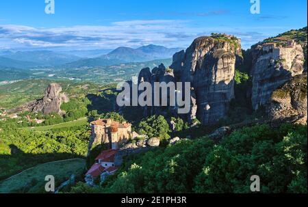 Vue du matin sur Moni Agias Varvaras Roussanou le matin, Meteora, la Grèce et le monastère de Varlaam, les rochers et la vallée. Feuillage riche. Patrimoine mondial de l'UNESCO Banque D'Images
