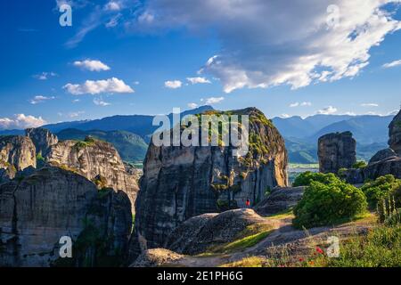 Soirée dans le paysage typique de Meteora, Grèce. Rochers massifs, falaises, montagnes et vallée. Peu de touristes apprécient la vue. Ciel bleu et grands nuages. Banque D'Images