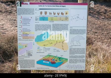 Un signe en langue catalane expliquant l'ichnite, la piste fossile, empreinte, Enteledon, Sant Mateu de Bages, Catalogne, Espagne Banque D'Images