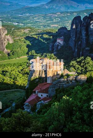 Vue verticale de Moni Agias Varvaras Roussanou, le matin, de Meteora, de Grèce et du monastère de St Nichols Anapafsas. Patrimoine mondial de l'UNESCO Banque D'Images