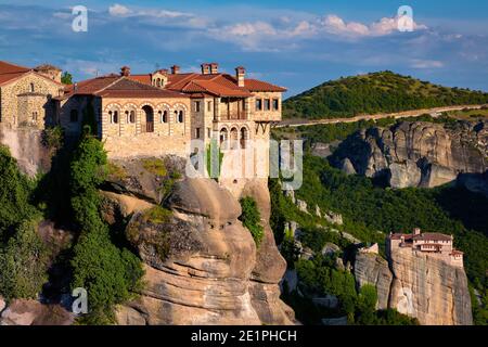 Vue rapprochée, monastère de Varlaam, soleil du soir, Meteora, Grèce, paysage typique de rochers, Moni Agias Varvaras Roussanou nunnery. Patrimoine mondial de l'UNESCO Banque D'Images