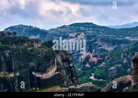 Vue sur les piliers de roches sédimentaires dans la célèbre vallée de Meteora par temps couvert. Couvent de Roussanou et monastère de Varlaam, Grèce, patrimoine mondial de l'UNESCO Banque D'Images