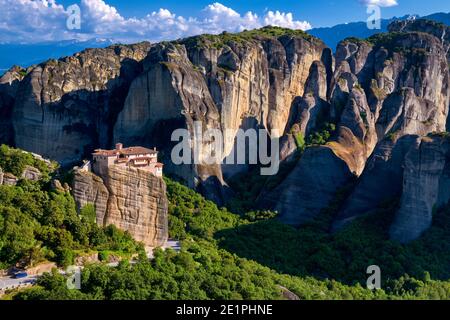 Vue sur la vallée de Meteora, Grèce à midi. Moni Agias Varvaras Roussanou nunnery sur falaise, forêts, collines, rochers géants. Patrimoine mondial de l'UNESCO Banque D'Images