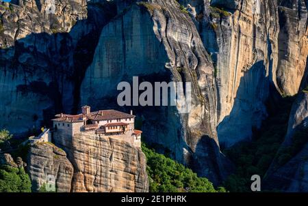 Vue rapprochée du sommet de la falaise Moni Agias Varvaras Roussanou, collines, roches sédimentaires massives. Vallée de Meteora, Grèce de jour. Patrimoine mondial de l'UNESCO Banque D'Images