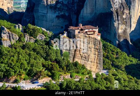 Vue rapprochée du sommet de la falaise Moni Agias Varvaras Roussanou, collines, hautes roches sédimentaires. Vallée de Meteora, Grèce à midi. Patrimoine mondial de l'UNESCO Banque D'Images