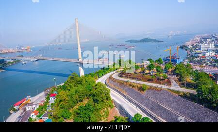 Vue aérienne du pont Bai Chay. Près de la baie d'Halong, site classé au patrimoine mondial de l'UNESCO. Site populaire, destination célèbre du Vietnam. Banque D'Images