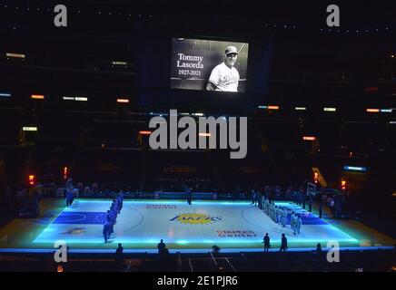 Los Angeles, États-Unis. 08 janvier 2021. Les Los Angeles Lakers et les Chicago Bulls observent une minute de silence pour l'ancien directeur des Los Angeles Dodgers Tommy Lasorda, décédé jeudi après avoir été confronté à des problèmes cardiaques pendant plusieurs années au Staples Center de Los Angeles le vendredi 8 janvier 2021. Photo de Jim Ruymen/UPI crédit: UPI/Alay Live News Banque D'Images