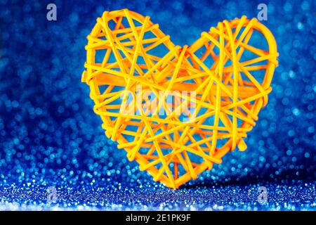Coeur conceptuel sur fond pailleté de lumières diffusées sur fond de Saint-Valentin. Banque D'Images