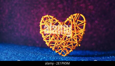 Coeur conceptuel sur fond pailleté de lumières diffusées sur fond de Saint-Valentin. Banque D'Images