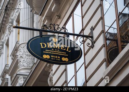 Vienne, Autriche - Déembter 19 2020 : panneau de rue Demel Confectioner, le célèbre pourvoyeur et détenteur d'un mandat à la Cour impériale et royale et Trait Banque D'Images