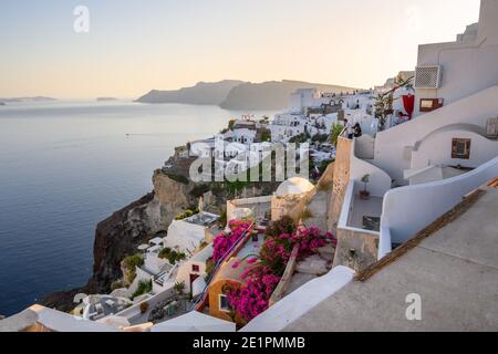 Santorini, Grèce - 17 septembre 2020 : village d'Oia avec des maisons colorées sur l'île de Santorini, Cyclades, Grèce Banque D'Images