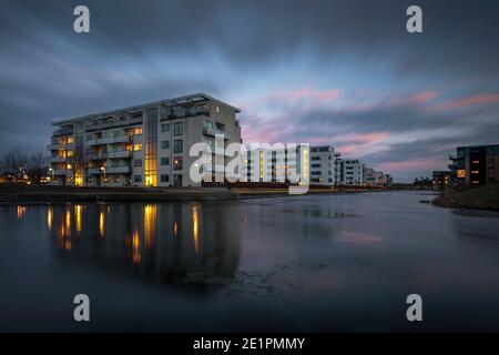 Coucher de soleil dans quelques maisons résidentielles récemment construites près de Copenhague Au Danemark Banque D'Images