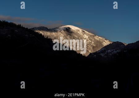 Paysage d'hiver avec les montagnes des Abruzzes Lazio et le parc national Molise couvert de neige. Abruzzes, Italie, Europe Banque D'Images