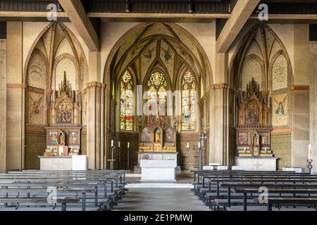 KUERTEN, ALLEMAGNE - 17 JUILLET 2020: Vue par l'allée principale de l'église paroissiale Saint Antonius le 17 juillet 2020 à Kuerten, Allemagne Banque D'Images